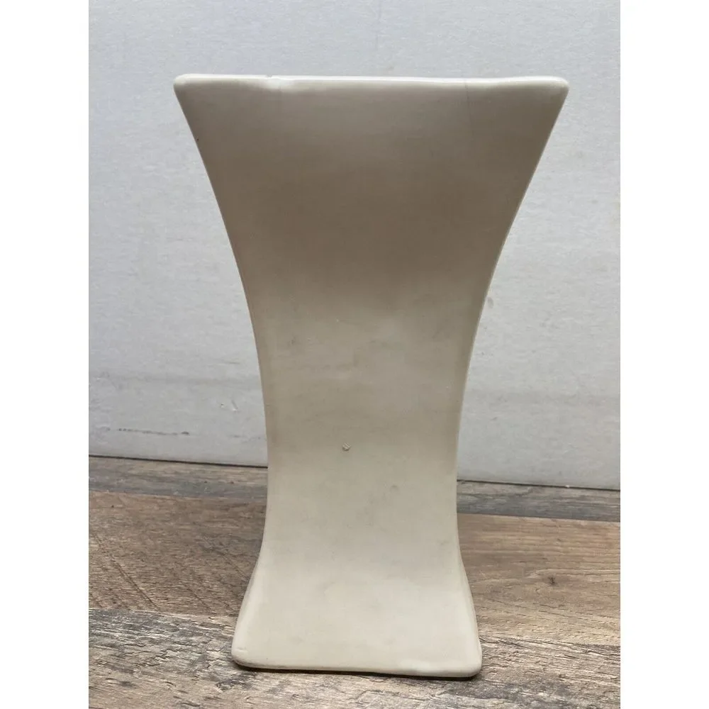 Vintage McCoy  Blossomtime  flower vase.‎ (Chipped Flower)